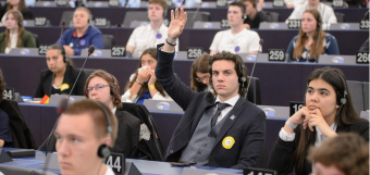 Srednjoškolski učenik sudjeluje u programu Euroscola u Europskom parlamentu u Strasbourgu.